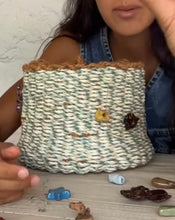 Load image into Gallery viewer, FISCULINA - Woven Beaded Hand Bag
